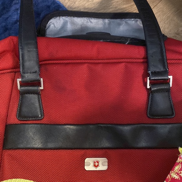 1 Victorinox rolling carry on, 2 Tumi Dopp kits, Travel organizer and amenities - Picture 10 of 16